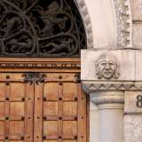 Foto 15. Raggiungiamo da qui via Cairoli, dove ad angolo con via Putignani si trova l�eclettico Palazzo Ingami Scalvini eretto nel 1924 su progetto di Cesare Corradini. Il suo portale in pietra presenta un arco a tutto sesto minuziosamente decorato che si poggia su due colonnine con teste di guerrieri sui capitelli... (foto di Antonio Caradonna]